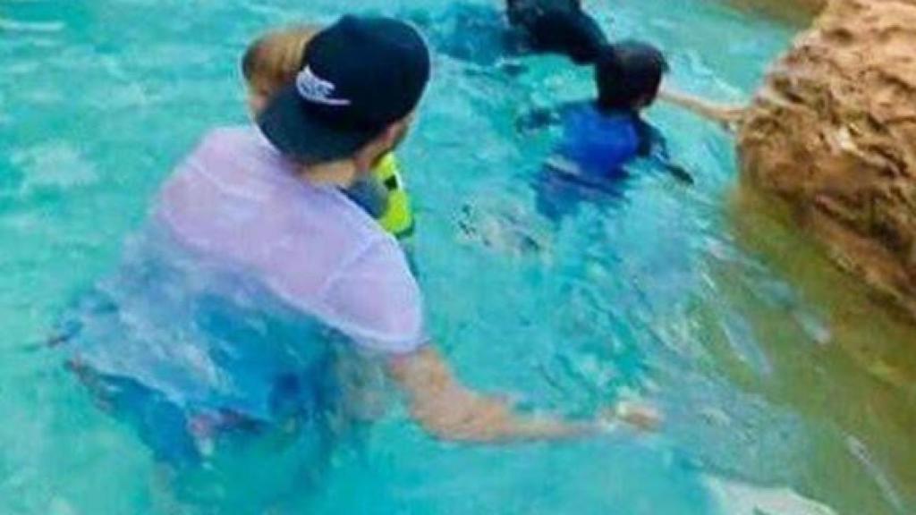 La pareja, ataviados con ropa de calle, disfrutando de unas de las piscinas del Hotel.
