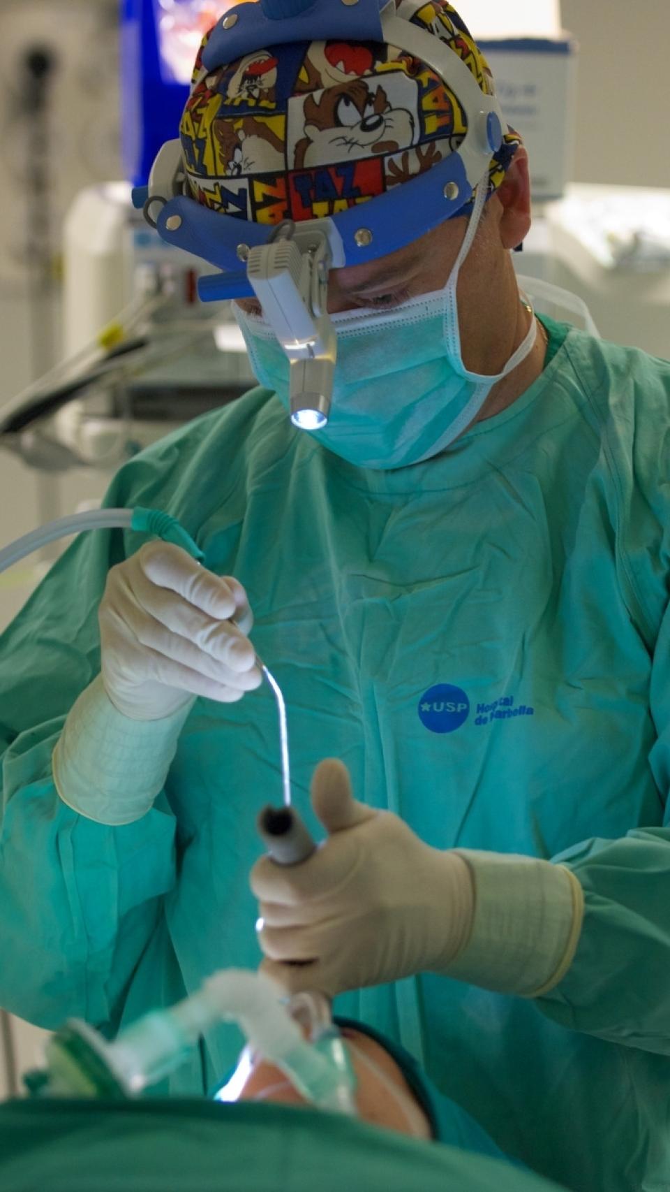 El doctor Casado realizando una operación de aumento del tono vocal.