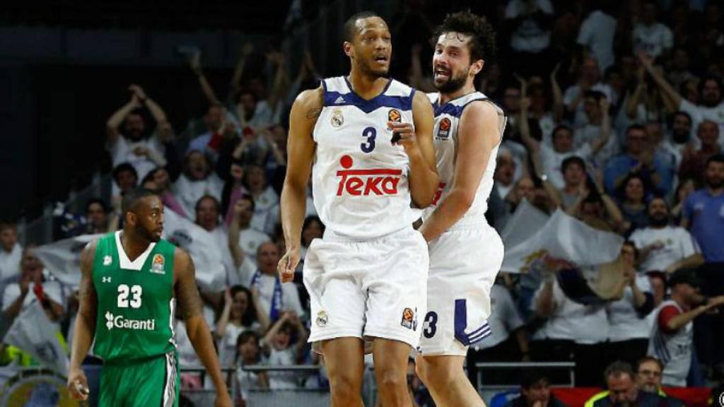 Llull y Randolph celebran una canasta ante el Darussafaka