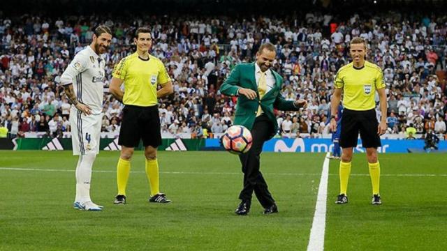 Sergio García hace el saque de honor