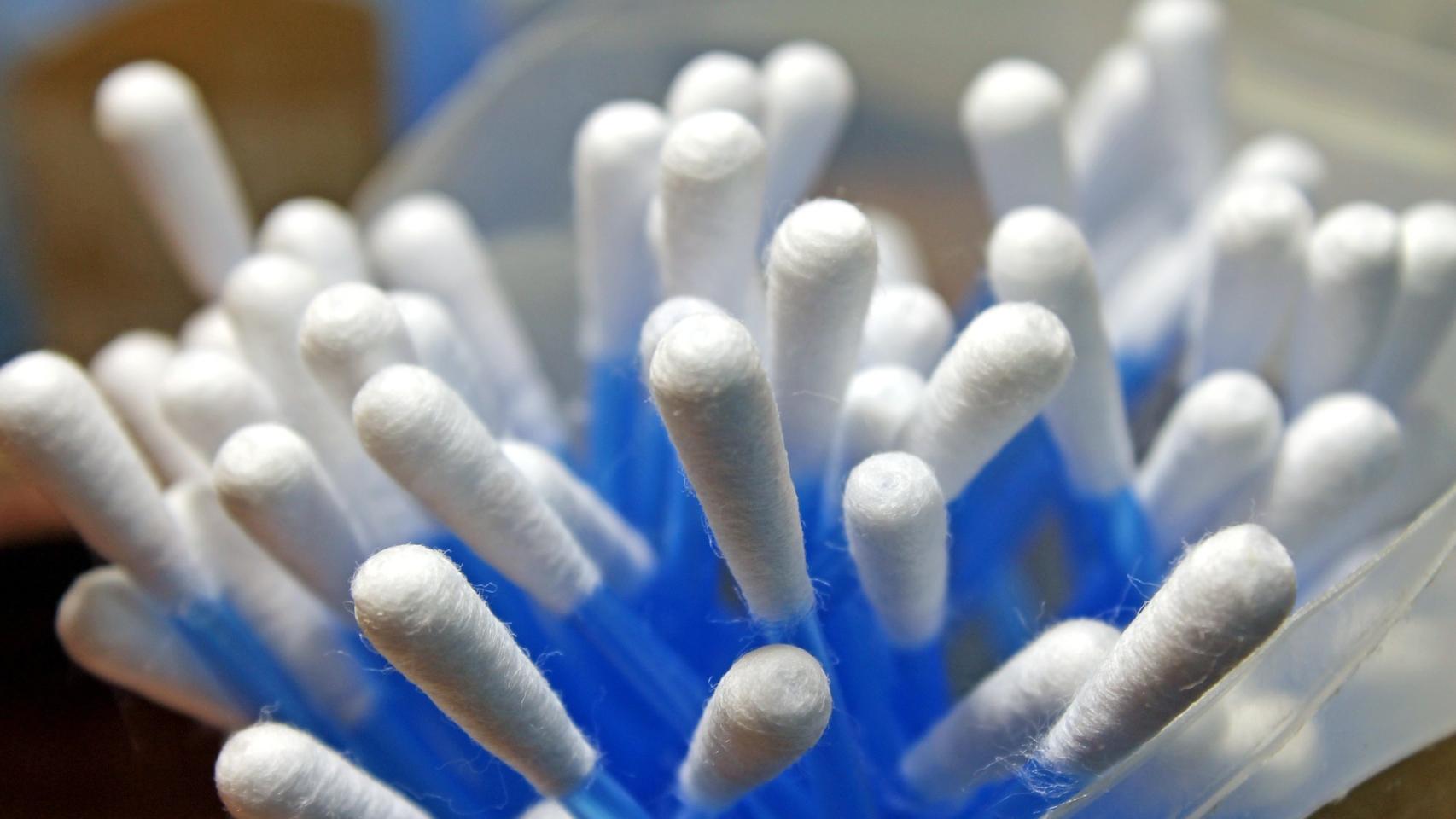 Los bastoncillos representan el 60% de los residuos que el hombre tira por el inodoro.