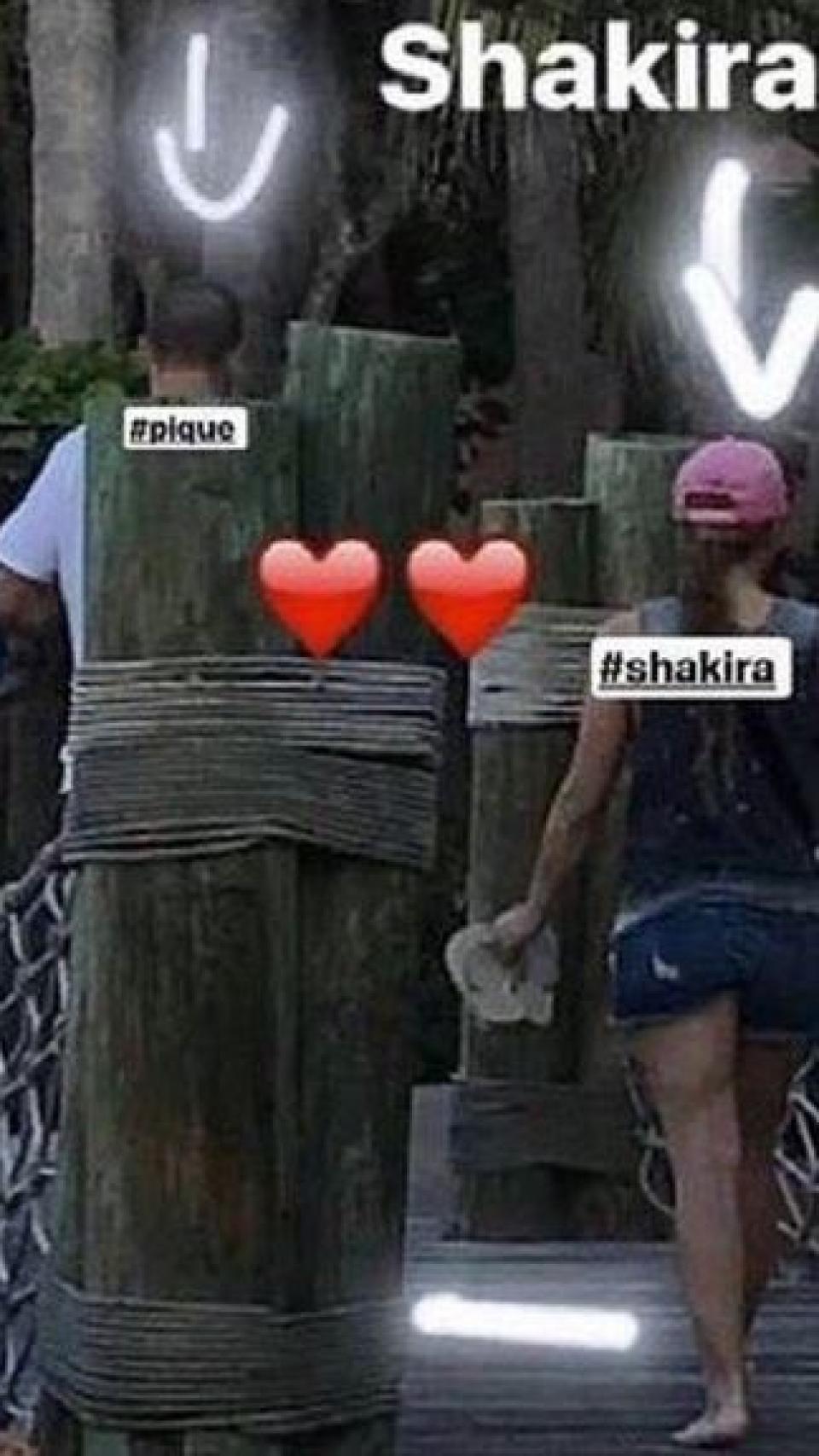 Piqué y Shakira camino a una de las piscinas del resort.