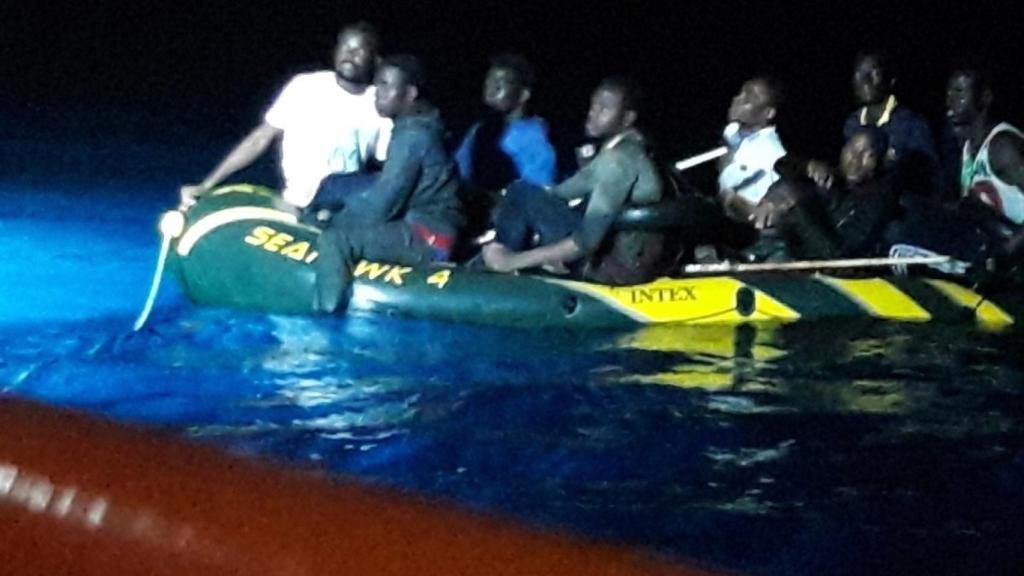 Una de las embarcaciones que intentaban cruzar el Estrecho