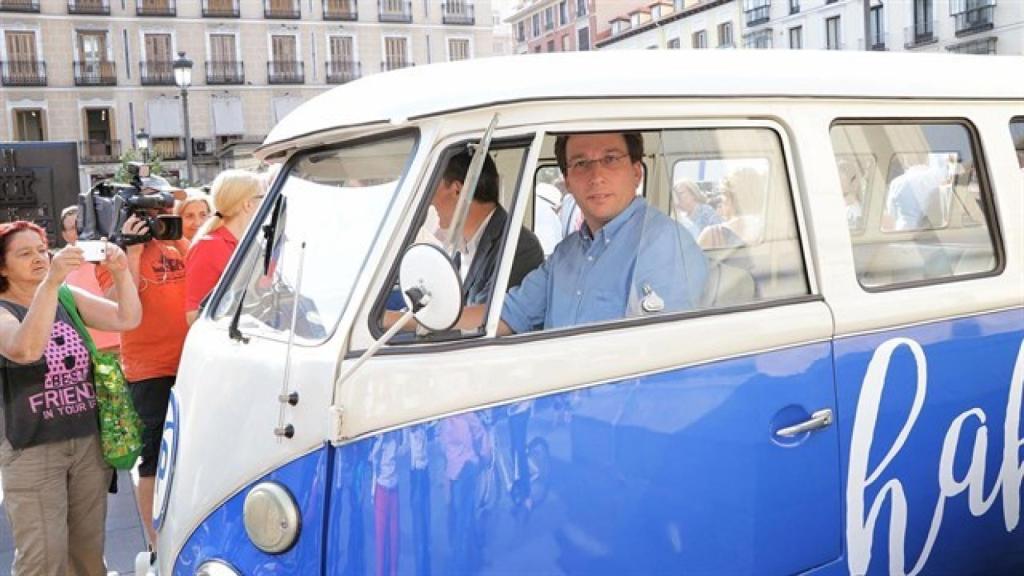 Almeida al volante de la furgoneta.