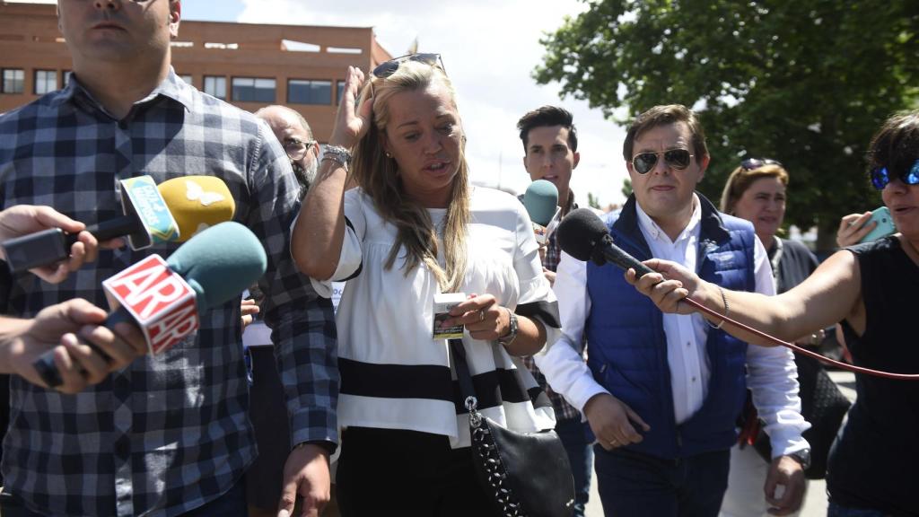 Belén Esteban junto a su novio, Miguel, saliendo de los juzgados de Torrejón de Ardoz.