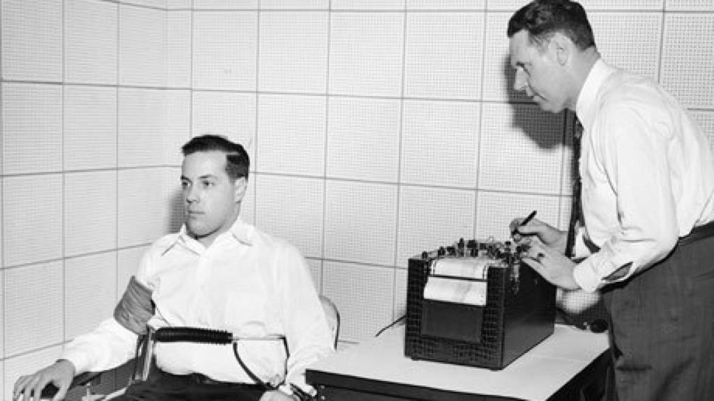 El doctor William Moulton probando el polígrafo.