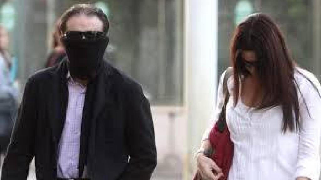 El hermano de Miguel Carcaño, Javier Delgado, y su pareja, María García, salieron absueltos. Durante sus visitas al juzgado siempre trataron de esconder sus rostros ante las cámaras.