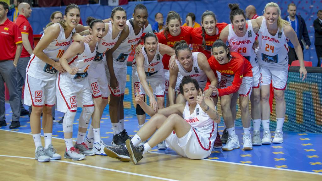 La selección celebrando el pase a sus quintas semifinales consecutivas.