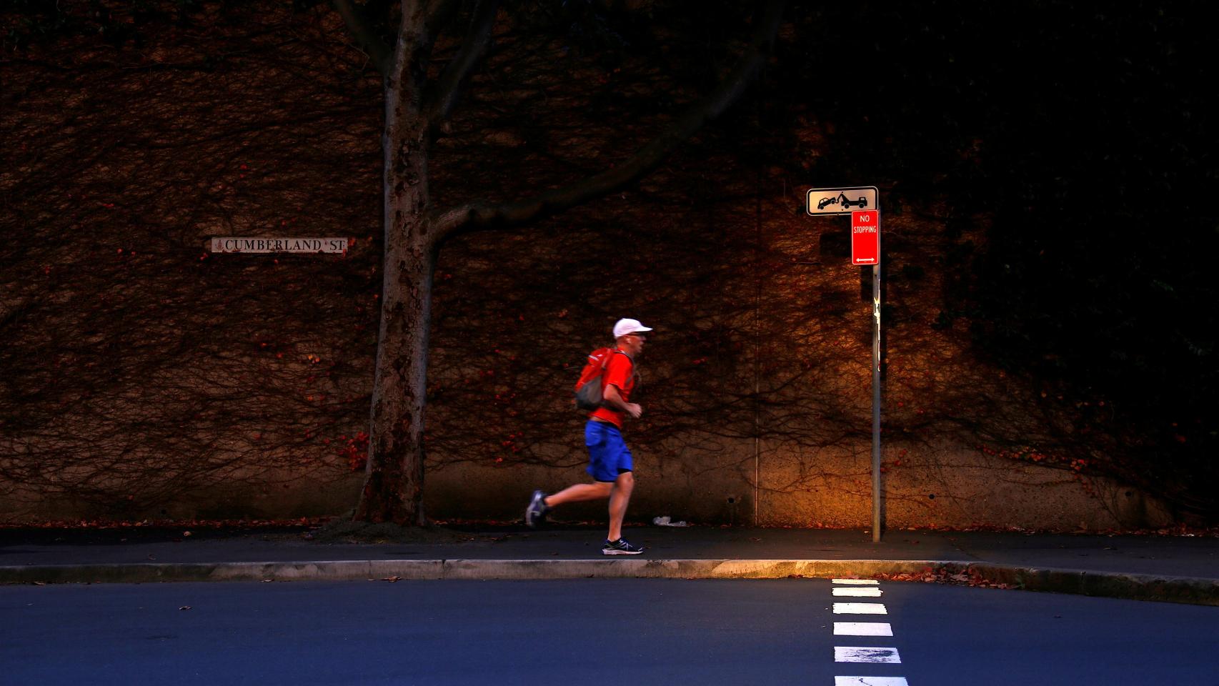 Un hombre corriendo en Sidney.