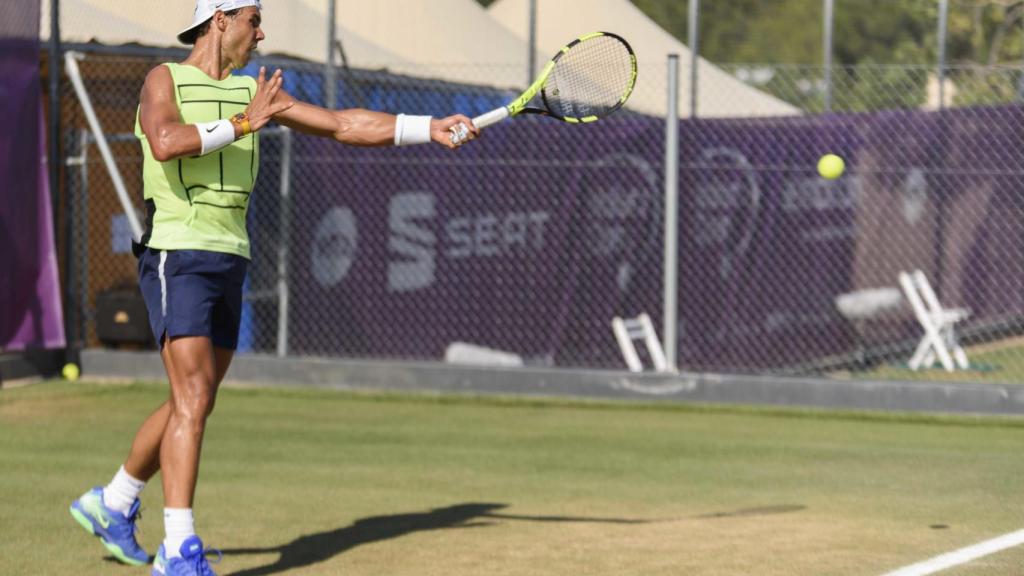 Nadal, golpeando una derecha en un entrenamiento.