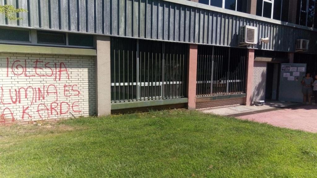 Así ha quedado la fachada de la capilla tras el ataque.