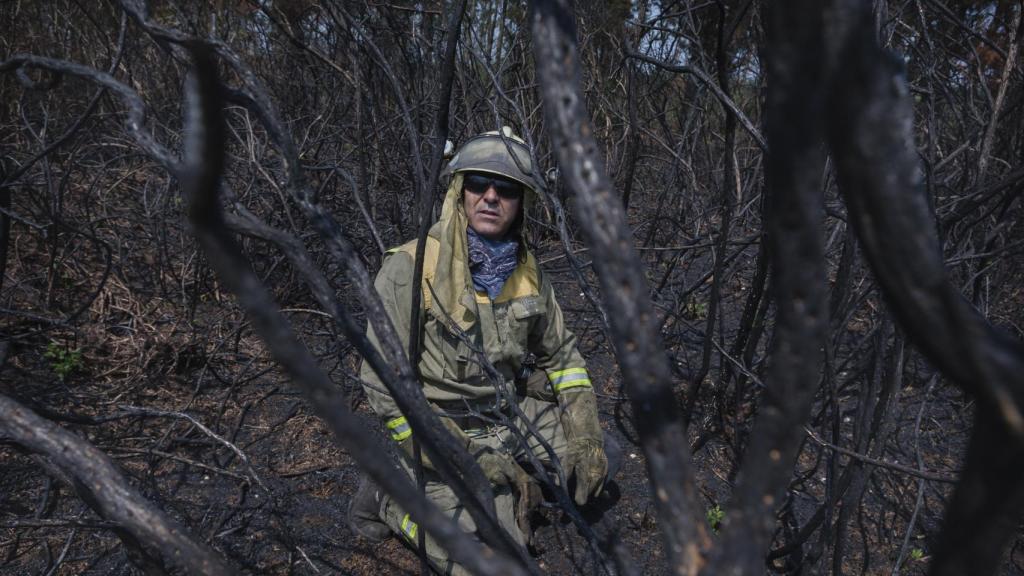 Sebas nos lleva a uno de los incendios recientes en los que ha actuado. Todo está teñido de ceniza.  Las condiciones son muy similares a las de Portugal.