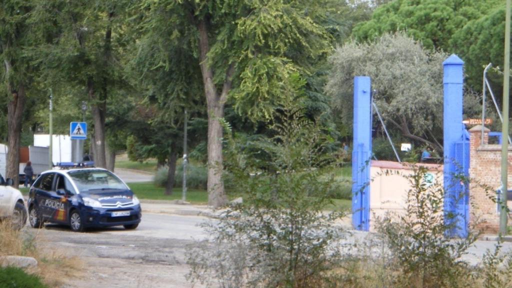 El 23 de octubre de 2013, un vehículo policial ante la puerta de entrada del taller en el que se estaba consumando el robo de los últimos restos de un tren del 11-M (foto del autor).