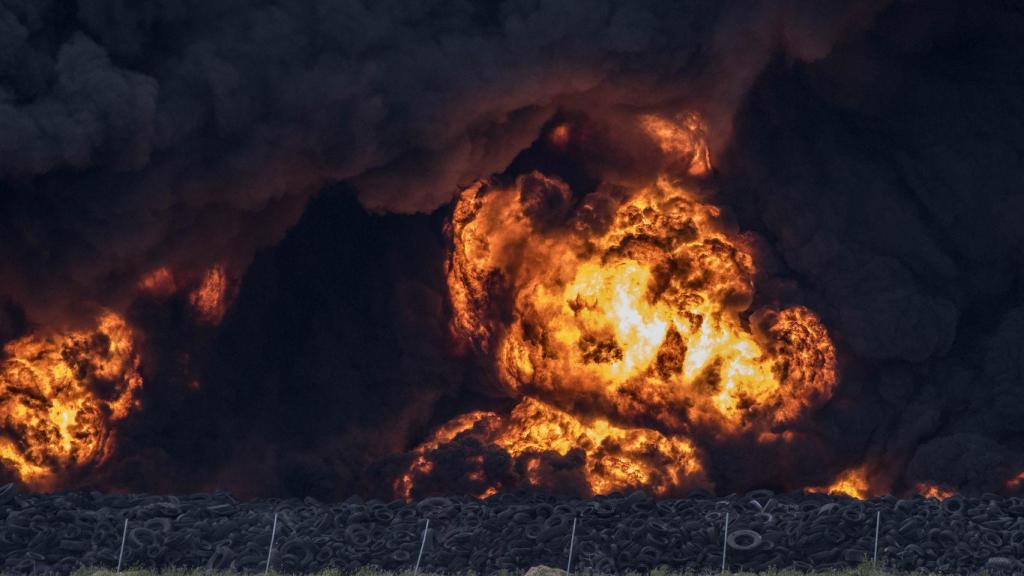 Vista del incendio del cementerio de neumáticos de Seseña.