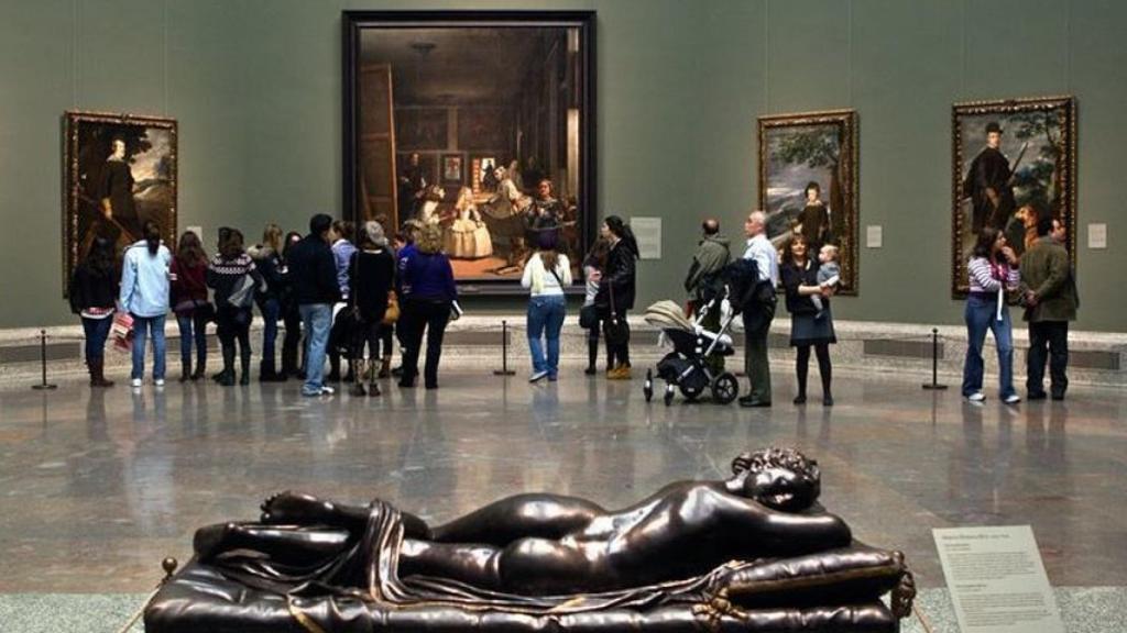 Visitantes del museo se agolpan para ver Las Meninas.