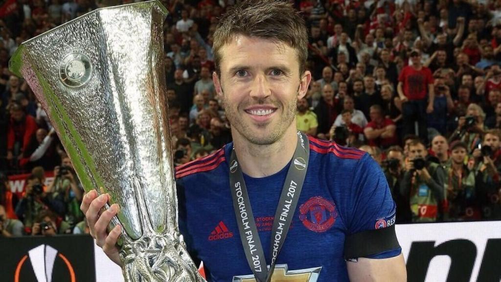 Carrick con la Europa League. Foto: Twitter (@carras16)