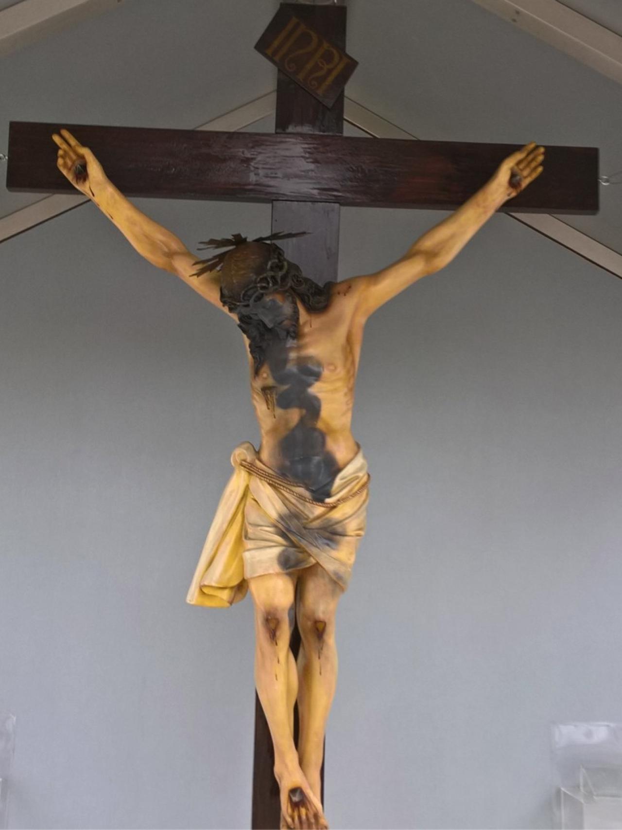 Así quedó el Cristo de Vallecas tras la profanación.