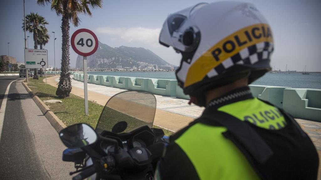 Un agente de la Policía Local de La Línea patrullando con su moto por las calles del pueblo. Todos los compañeros disponen de chalecos antibalas personalizados.
