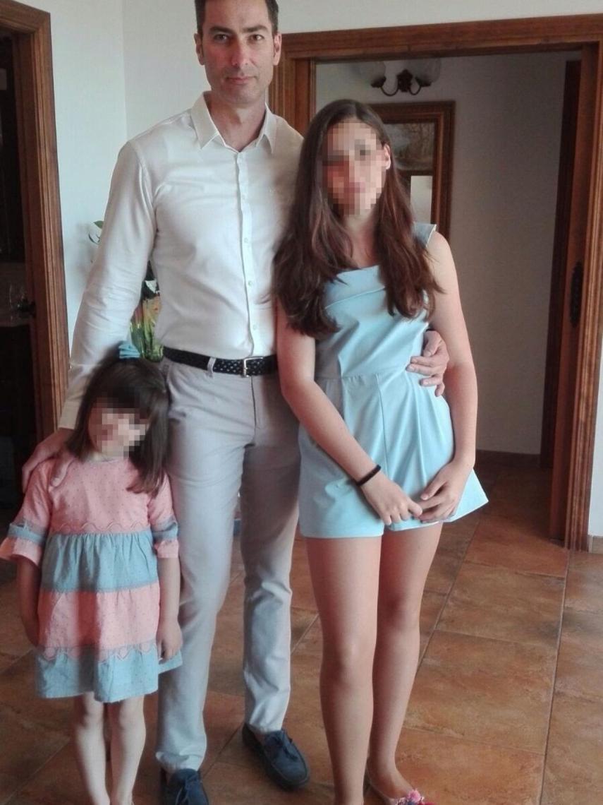 Víctor Sánchez, el policía local fallecido, junto a sus dos hijas. Tenía 46 cuando le atropellaron unos compañeros que perseguían a traficantes de tabaco.