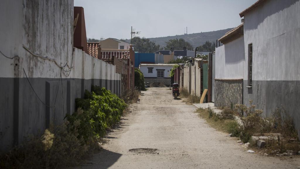 Una de las calles de El Zabal, donde los narcos han levantado casas y naves para almacenar el hachís.