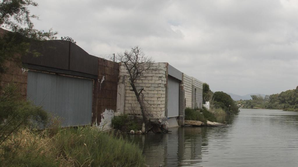 Narcoembarcaderos construidos en la parte trasera de los chalets de la Avenida de Las Golondrinas.