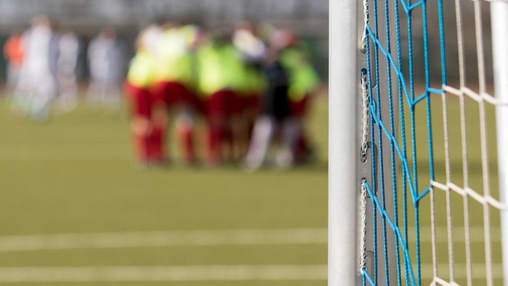 Jóvenes durante un partido de fútbol.