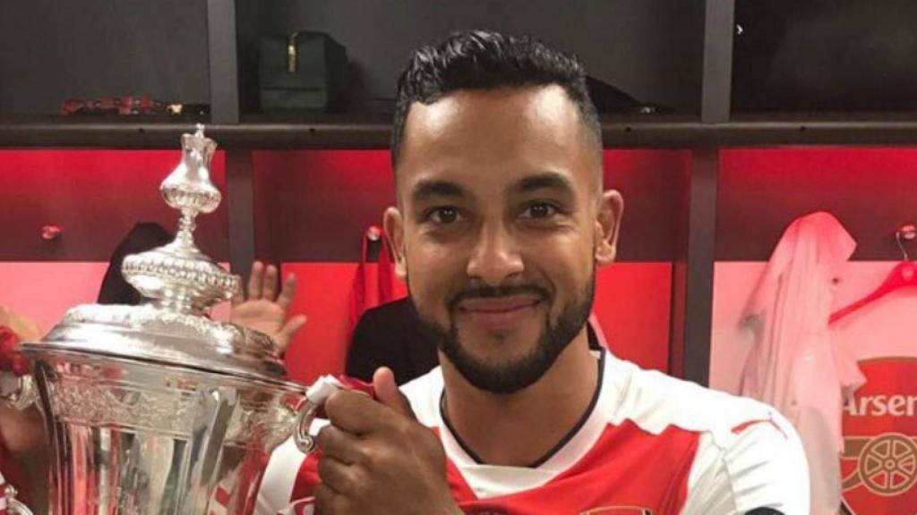 Theo Walcott con la FA Cup. Foto: Twitter (@theowalcott)