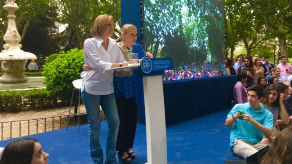Cospedal con Cifuentes este domingo en Madrid.