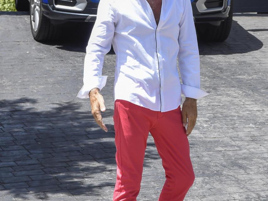 Edmundo saluda a los medios a las puertas de su casa.