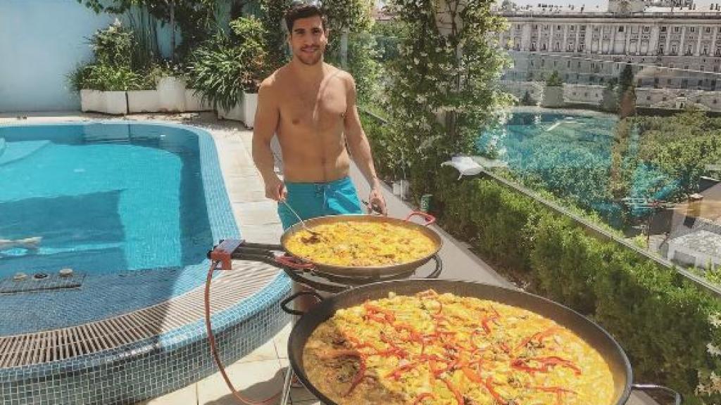 La pareja de Amenábar preparando las paellas para los invitados.