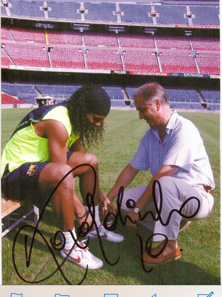 El doctor Bernat Vázquez, con Ronaldinho durante su paso paso por el Barcelona.