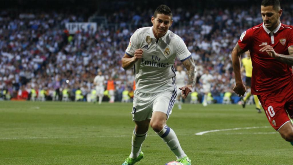 James disputa un balón ante Vitolo. Foto: Pedro Rodríguez / El Bernabéu