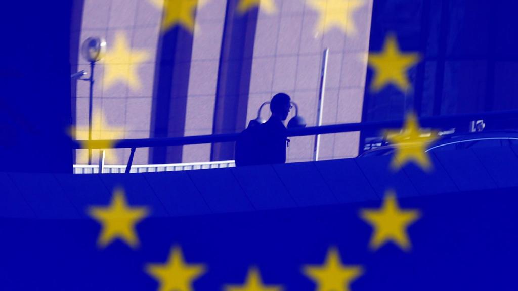 Bandera europea en un edificio comunitario.