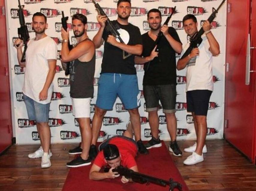 El futbolista y su grupo de amigos posando en el Strip Gun Club.