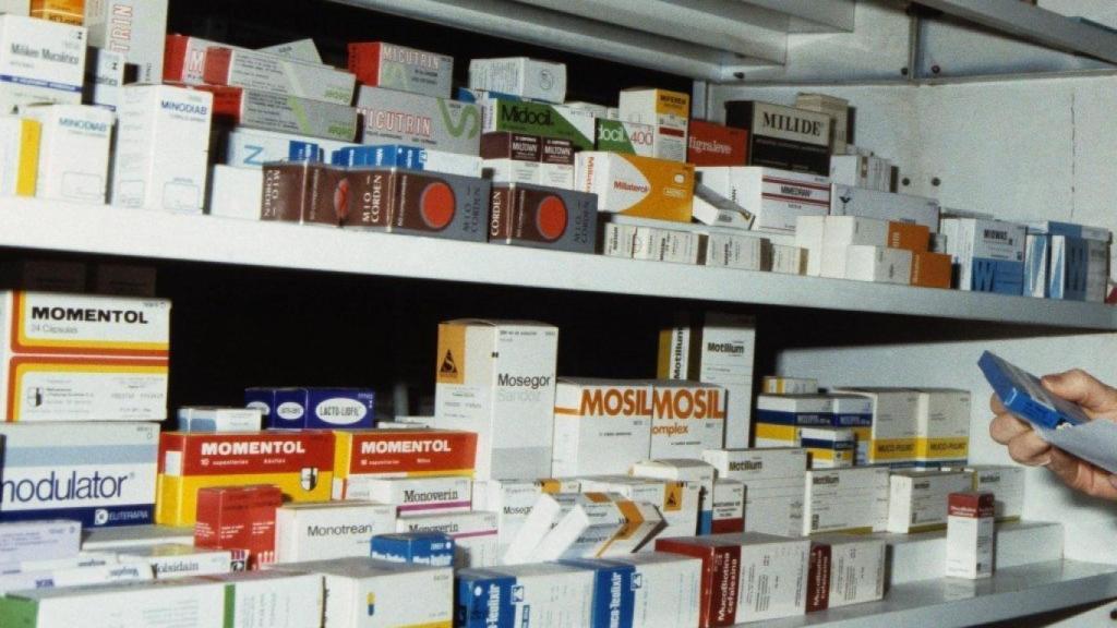 Estantería de medicamentos de una farmacia.