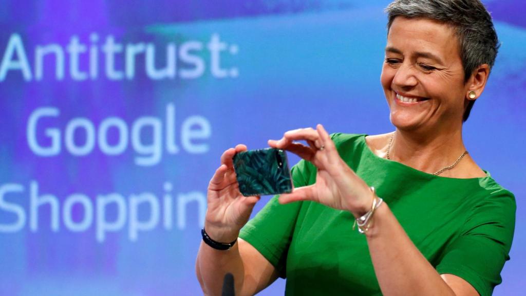 Vestager fotografía a los fotógrafos en su rueda de prensa