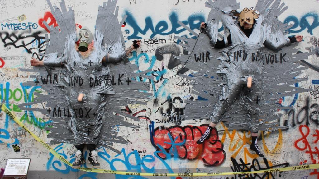 Pegatinas humanas de Rallitox con el célebre grito de los días de la caída del comunismo alemán: somos el pueblo