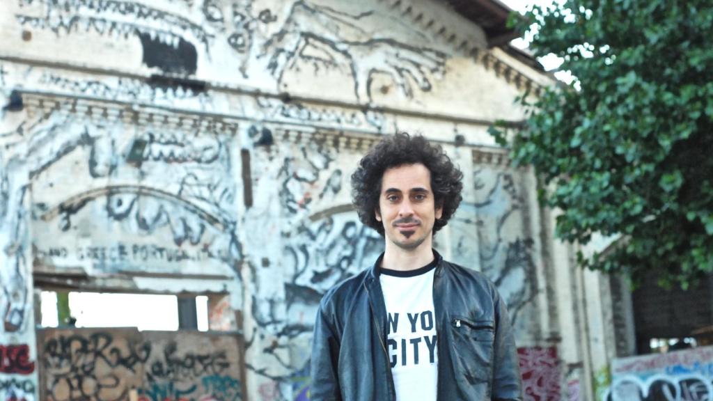 El artista barcelonés Rallitox posa para El Español  con una de sus obras detrás