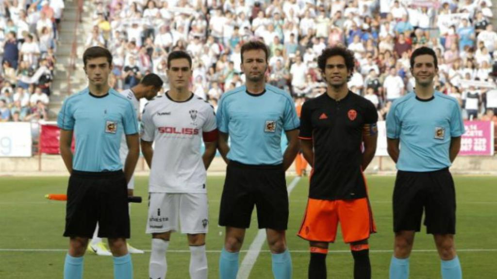 López Toca, en el centro, al comienzo del partido. Foto: LFP