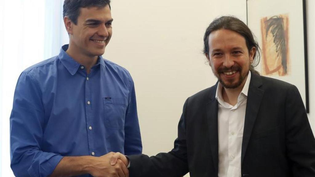 Sánchez e Iglesias estrechan sus manos.