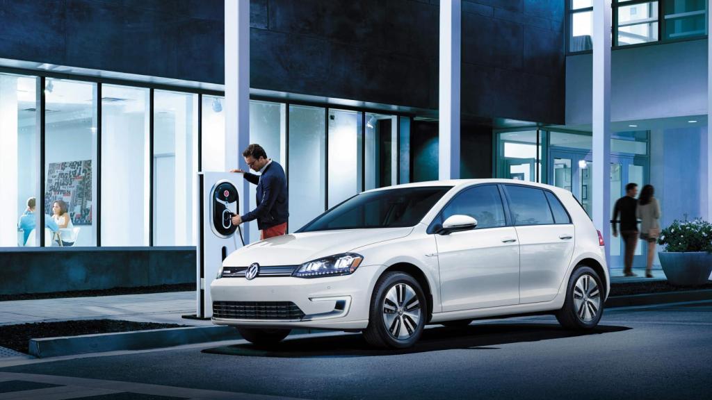 Volskwagen e-Golf en su proceso de carga.