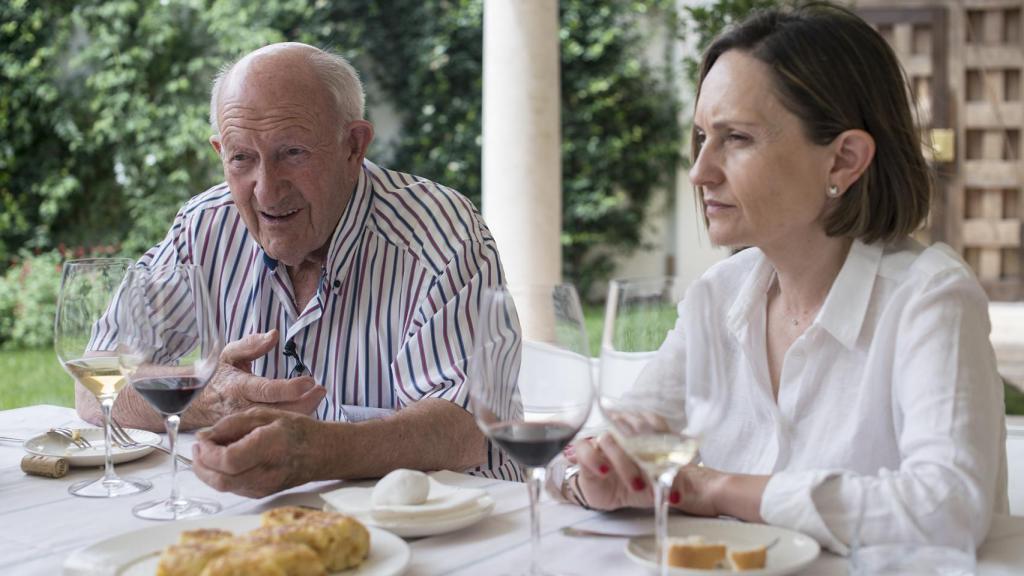 Alejandro Fernández y su hija Eva en el jardín de la bodega El Vínculo.