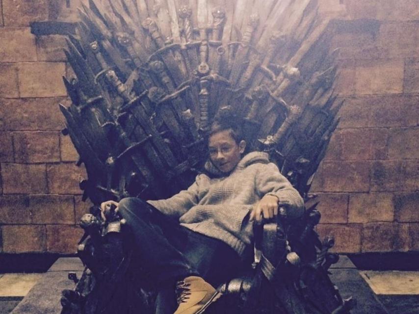 Tomislav Jurcec sentado en el Trono de Hierro.