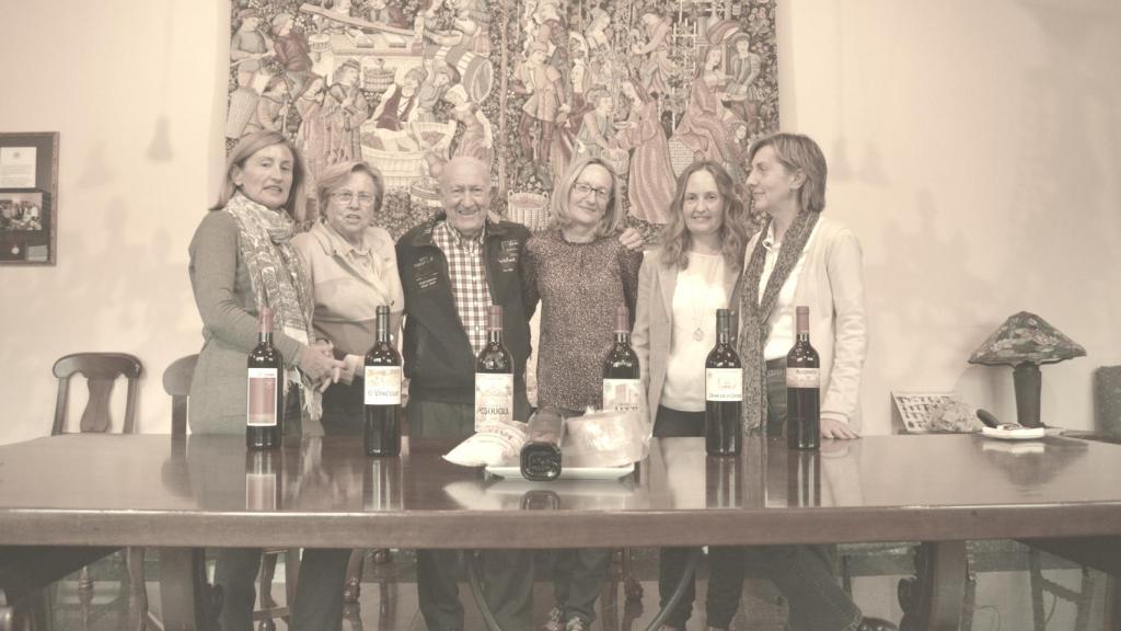 Alejandro Fernández con su mujer e hijas.