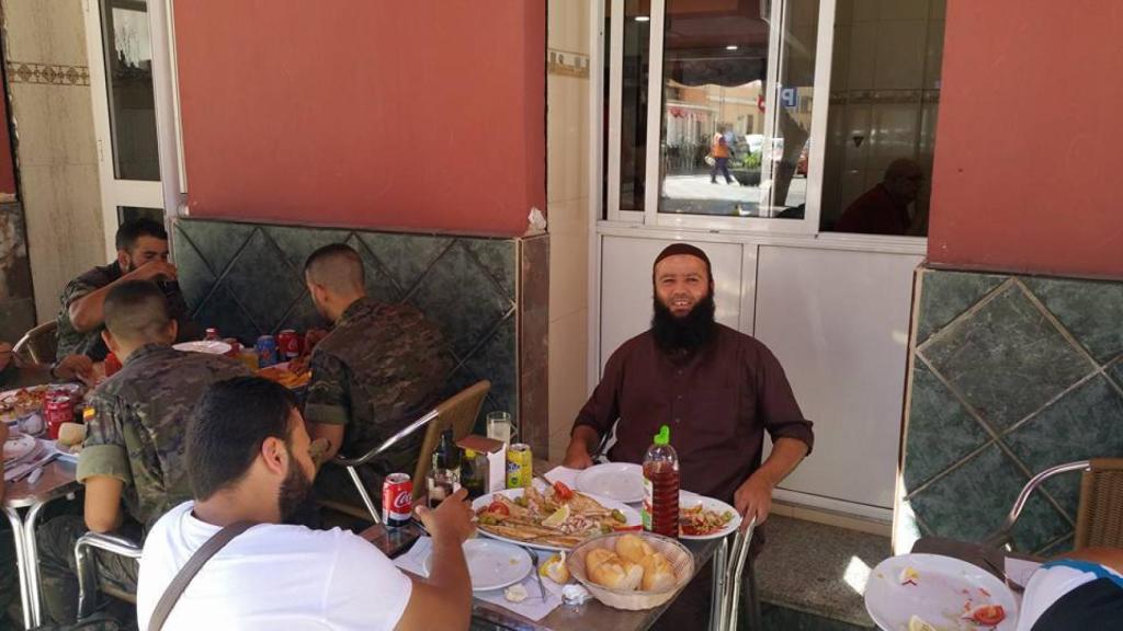 El líder de la célula de Mallorca posa sonriente junto a militares españoles.