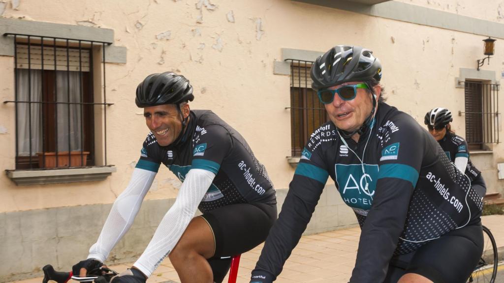 Miguel Indurain y Antonio Catalán (AC Hoteles) en una de las etapas de la carrera.