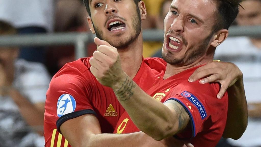 Saúl Ñíguez celebra con Marco Asensio uno de sus goles a Italia.