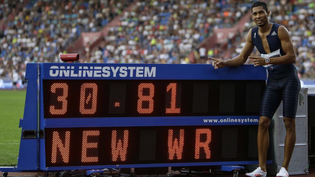 Van Niekerk posa al lado del marcador donde reluce su récord de 300.