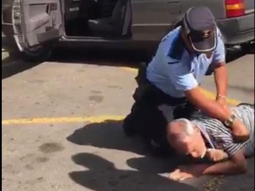 El anciano fue reducido por un policía en el mercado de Torreblanca, Sant Cugat