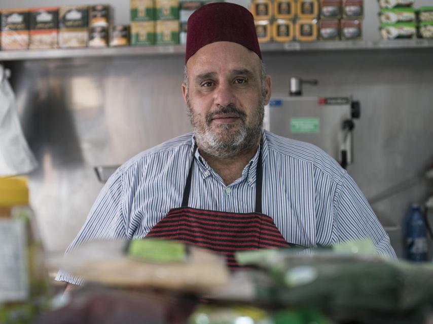 Labib, tras el mostrador de su restaurante.